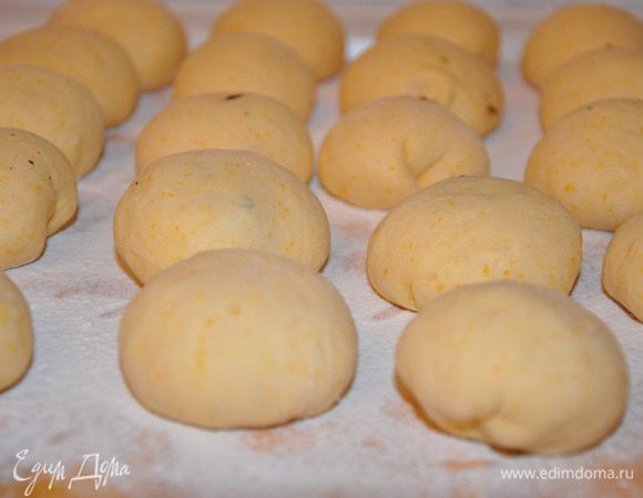 и защипнуть тесто к верху в кулечек, чтобы нигде начинка не вылезала, слегка покатать, чтобы получился ровный шарик. 