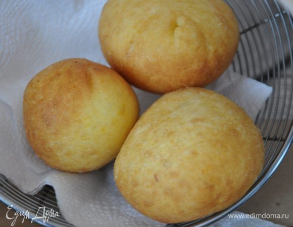 Вынуть шумовкой и уложить на бумажное полотенце, чтобы стекло лишнее масло. Еще горячими присыпать сахаром, сахарной пудрой!  