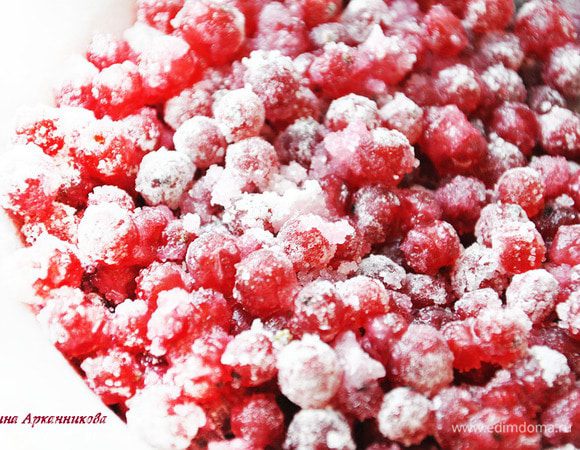  Ингридиенты для теста перемешать и слепить шар. Завернуть в пленку и в хол-к не менее, чем на час. Можно приготовить за 1-2 дня.

Начинка: смородину смешать с сахаром и крахмалом.