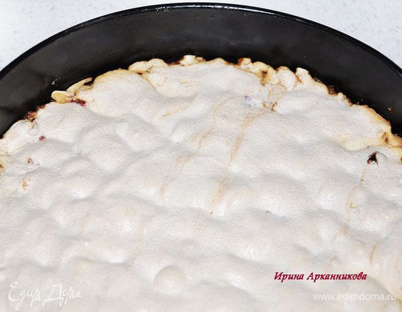 Заливка: белки взбить с сахаром до крепкой пены. Добавить крахмал. Выложить в разъемную форму (не смазывать) тесто, сформировав бортики. Выложить ягоды. Выложить заливку. 

Выпекать при 170 гр около 45 минут.