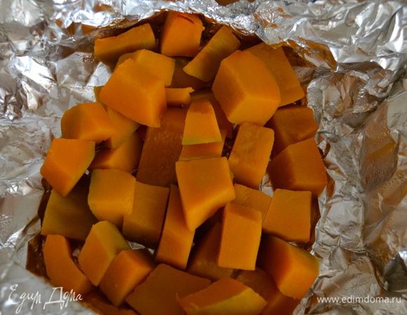 Тыкву нарезать небольшими кусочками, и запечь в духовке при 200 С, обернув в двойной слой фольги, до мягкости. Можно также приготовить ее на пару..., или отварить... ))))

  ​