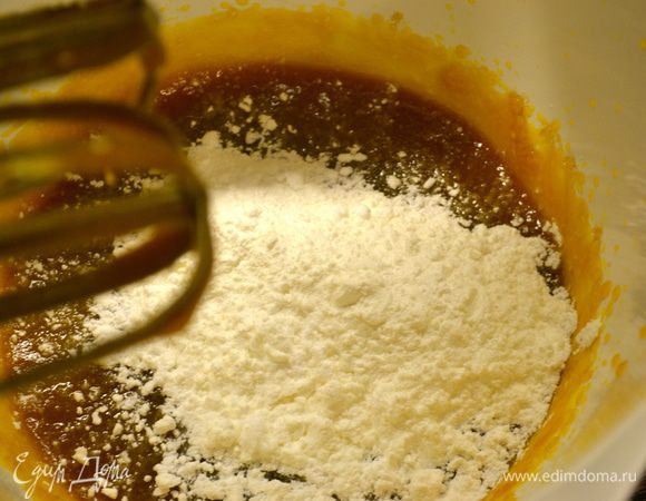 Следом добавить крахмал, ванилин, разрыхлитель и щепотку соли. Снова взбить.