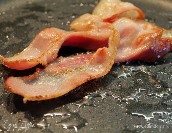 Пожарить бекон.