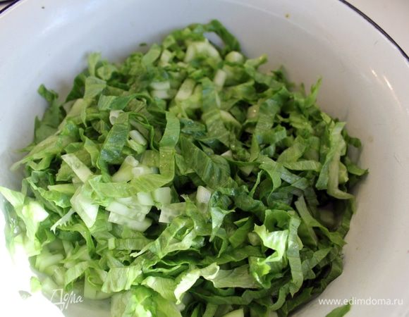Огурцы и салат тщательно промыть, нарезать соломкой и смешать в небольшой миске.