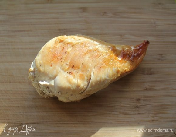 Куриное филе посолить, поперчить, обжарить до готовности (15-20 минут) и дать остыть.