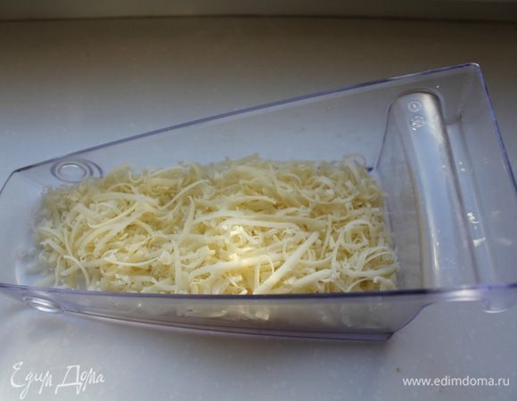 Сыр натереть на крупной терке.