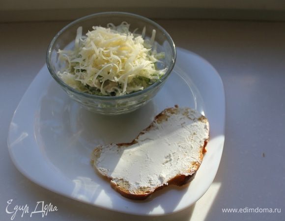 Салат разложить по салатницам, заправить майонезом или оливковым маслом, сверху посыпать тертым сыром. Совет: Подавать с поджареным хлебом с брынзой! 
