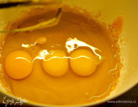 Растопить сливочное масло. Добавить в тесто яйца, масло и ром. Еще раз все перемешать.

