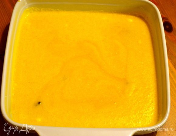 Прямоугольную форму для выпечки (30х20) - у меня квадратная 25х25 - смазать сливочным маслом и вылить в нее тесто. Немного разровнять кусочки шоколада, т.к. ввиду того, что тесто получается достаточно жидкое, шоколад может собираться в одном месте... 