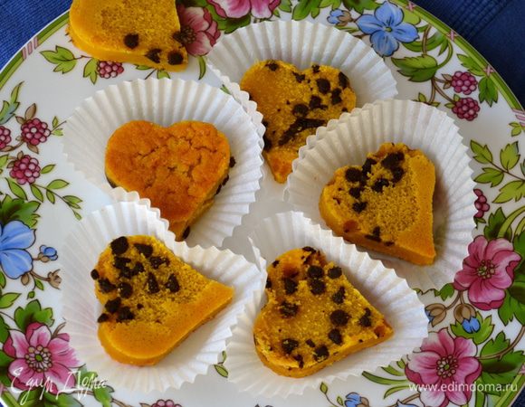 Формочкой для печенья (в моем случае в виде сердечка) вырезать кексики. Ликер разогреть с равным ему количеством воды и смазать им поверхность кексиков. Если Вы готовите этот десерт для детей, замените ликер фруктовым сиропом (например, абрикосовым) или смажьте кексики прогретым с небольшим количеством воды протертым джемом. 