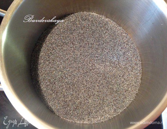 Мак высыпать в кастрюлю, залить стаканом кипятка  и варить на маленьком огне 10 мин. Затем обсушить на бумажном полотенце.