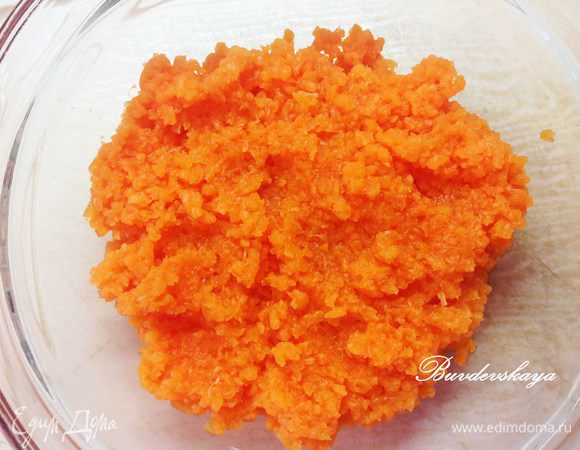 Тыкву нарезать кусками и  пропустить через  мелкую решетку мясорубки. При необходимости немного отжать.
