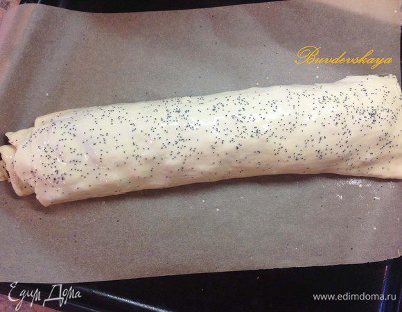 Аккуратно скатать тесто в рулет (как можно плотнее), положить на смазанный маслом противень или на вощеную бумагу для выпечки. Смазать взбитой с яйцом сметаной и немного присыпать сверху маком. выпекать в разогретой духовке до 180°С  минут 20–25 до появления румяной корочки. Посыпать сахарной пудрой (по желанию). Подавать теплым или холодным с молоком, чаем или кофе ! ENJOY !