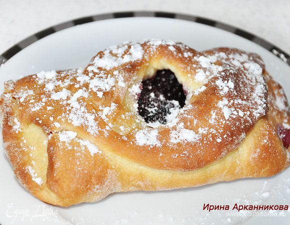 Выложить начинку. Сначала сыпать немного крахмала на тесто. Потом сверху ежевику и посыпать сахаром. Завернуть тесто через разрезы к центру. Можно смазать чайной заваркой.
 Выпекать при 180 гр. около 40 мин. Остывшие булочки посыпать сахарной пудрой.
