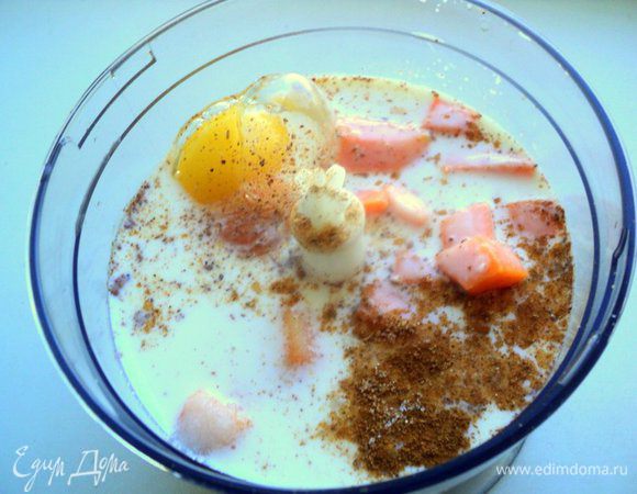 Соединить молоко, яйца, сахар, ванильный сахар, замороженную тыкву в блендере.