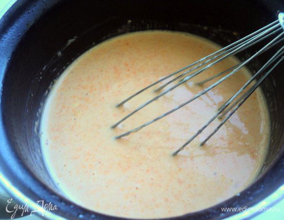 Добавить к тыквенной массе муку, смешанную с разрыхлителем и специями, посолить по вкусу. Хорошо перемешать, в конце добавить растительное масло.