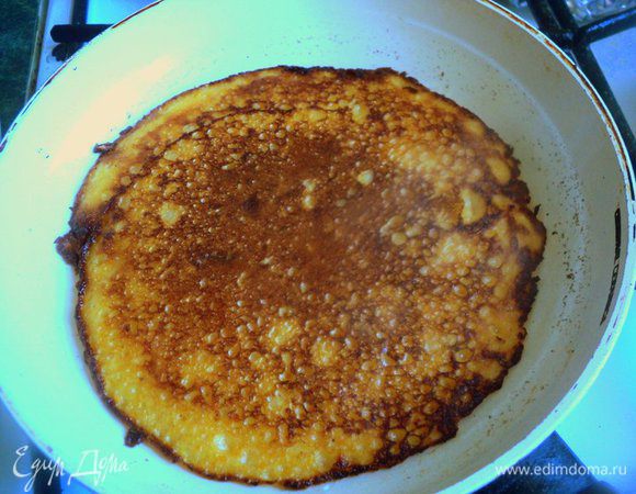 Печь блины на сковородке до румяной корочки с двух сторон.