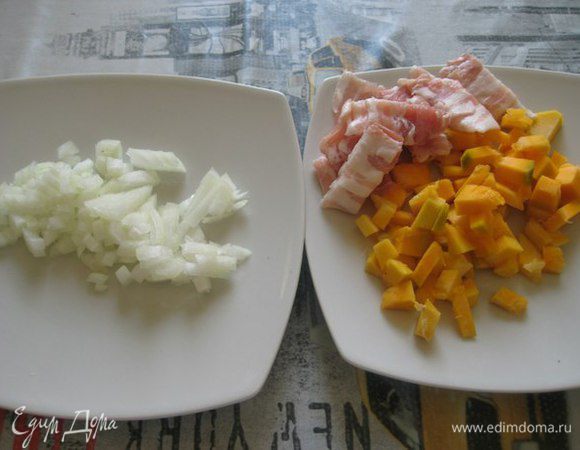 Порезать мелко лук.
Тыкву почистить, порезать маленькими кубиками, бекон порезать.