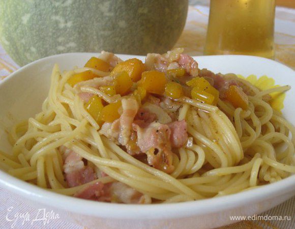 Отварить спагетти до состояния аль денте, откинуть на дуршлаг, а затем добавить в сковородку, поперчить, посыпать щепоткой мускатного ореха и розмарина.
Приятного аппетита!