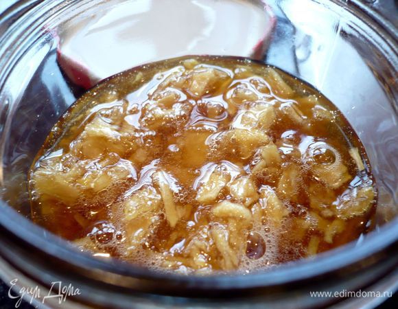 Для начала приготовим имбирь в сиропе. Повторюсь, что можно обойтись и без него, но я в последнее время часто встречала его в разных рецептах выпечки, а купить не удосужилась пока. Я взяла 60 грамм имбиря, почистила его, порезала мелко. В сотейнике смешала 60 граммов коричневого сахара с 60 мл воды и подождала, пока сахар растворится, поварила пару минут и добавила имбирь, довела до кипения, поставила на небольшой огонь, добавила 2 ст.л. ложки меда, перемешала хорошо и оставила вариться под крышкой на маленьком огне в течение получаса, то и дело помешивая сироп. Затем перелила смесь в баночку, получилось буквально три столовые ложки смеси, которые по остывании и пребывании в холодильнике немного застыли, но чайной ложечкой извлечь необходимое количество имбиря вполне можно.