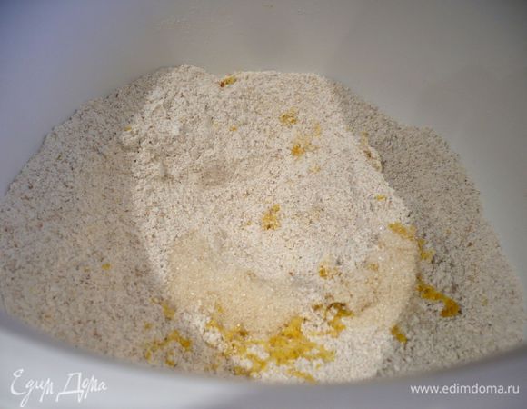 С тестом все просто. Фенхель, зернышки кардамона и кориандр я пропустила через мельницу вместе с зерном, если Вы используете готовую цельнозерновую муку, то просто измельчите семена фенхеля, кориандра в ступке. Из капсул кардамона извлеките зерна и разотрите их также в ступке. Смешать муку с сахаром, дрожжами (у меня сухие дрожжи, которые не нужно первоначально смешивать с жидкостью), натертой цедрой лимона. Масло порезать кусочками, растопить в сотейнике, добавив молоко и мед. Остудить до теплого состояния и добавить в муку. Замесить гладкое, достаточно мягкое тесто. Убрать в теплое место минут на двадцать, прикрыв емкость с тестом полотенцем.