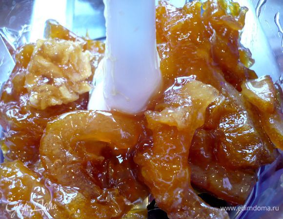 Разогреем духовку до 180 градусов. Теперь измельчим наше варенье с цукатами, добавив имбирь в сиропе, в блендере.