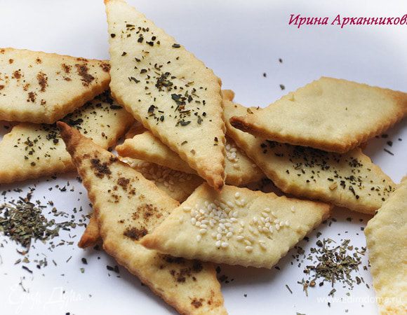  Все ромбы слегка присолить. Некоторые присолить больше, остальные посыпать разными травами и приправами. Слегка прижать пальцем можно приправы. Поставить в разогретую до 200 гр духовку на 10-15 минут.