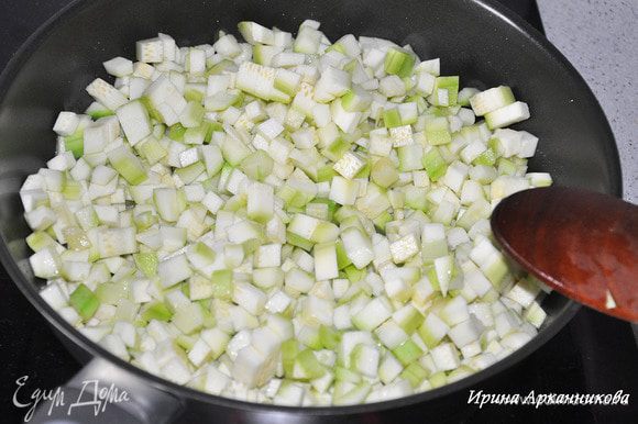 Порезать очищенные кабачки кубиками и потушить в растительном масле до готовности.