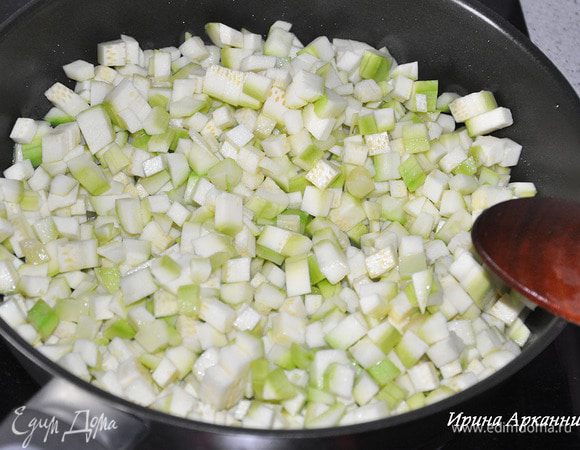 Порезать очищенные кабачки кубиками и потушить в растительном масле до готовности. 