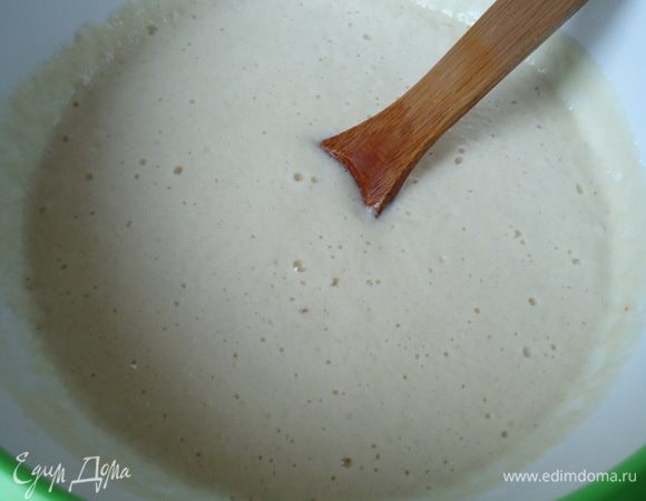 Приготовить опару. В  молоке распустить дрожжи, добавить сахар и просеянную муку. Оставить на 15-20 минут для брожения. 

