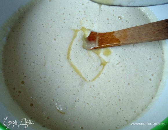 Для теста  добавить яйца, соль и растопленное, охлажденное сливочное масло, хорошо все перемешать. 

