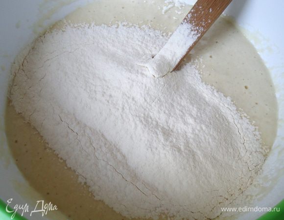 Постепенно просеять муку и замесить тесто.
