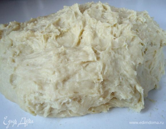 Выложить тесто на стол, оно будет липким. 

