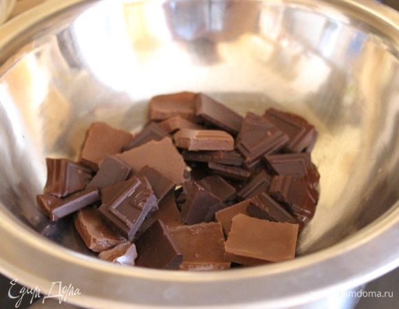 Сначала готовим шоколадную основу. Для этого необходимо растопить кусочки шоколада на водяной бане, а затем остудить его. Кофе залить ромом.