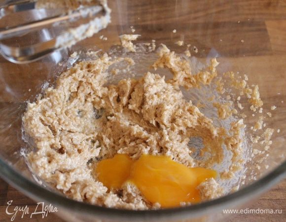 В миске взбить сливочное масло с сахаром в пышную пену. Продолжая взбивание по одному ввести желтки.