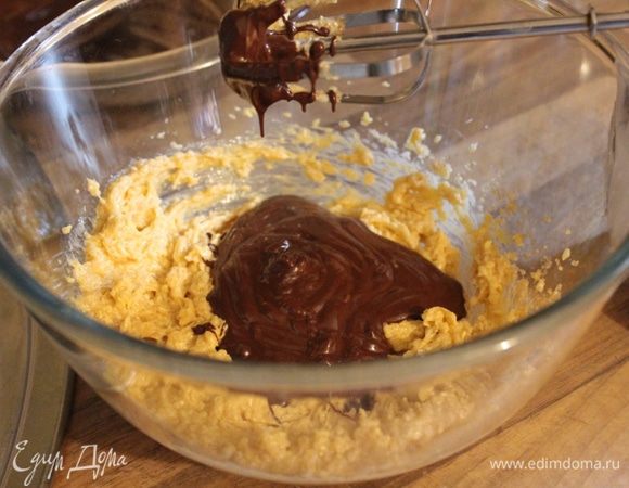 В масляную смесь добавить шоколад, кофе и ром. 