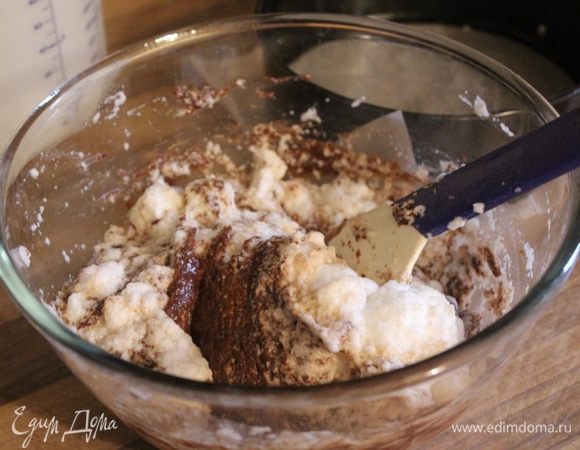 В отдельной миске взбить белки с щепоткой соли до мягких пик. Треть белков смешать с шоколадной массой. Оставшиеся белки взбить до жёстких пик и аккуратно, снизу-вверх, смешать с шоколадным тестом.