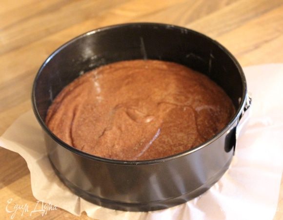 Дно формы (24-26 см) застелить пергаментом, стенки смазать маслом. Вылить тесто в форму и выпекать при 180*С около 25 минут. Для формы 18 см использовать половину нормы всех продуктов. 