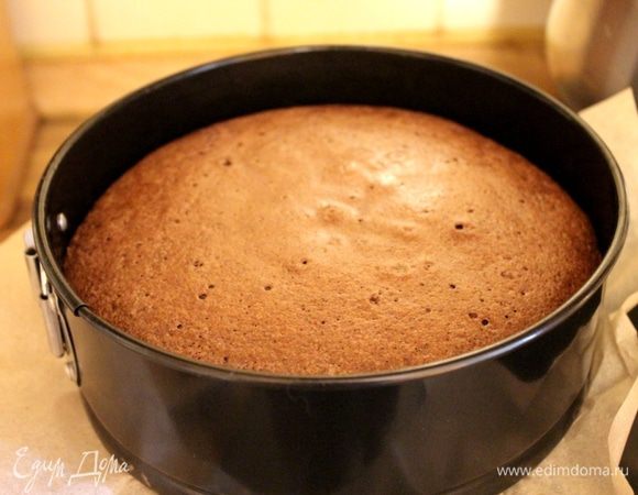 Готовый бисквит хорошо поднимается, но после немного оседает.