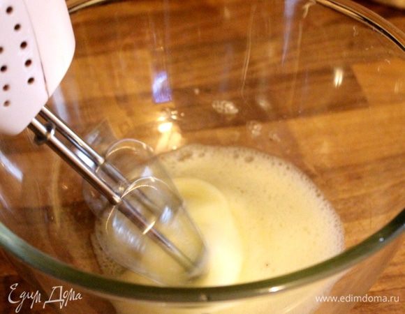 Белки взбить с щепоткой соли до пышной пены и, не переставая взбивать, всыпать тонкой струйкой сахар с ванилином. Взбить белки до жёстких пик.