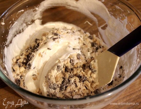 Смешать меренгу с орехово-шоколадной смесью.