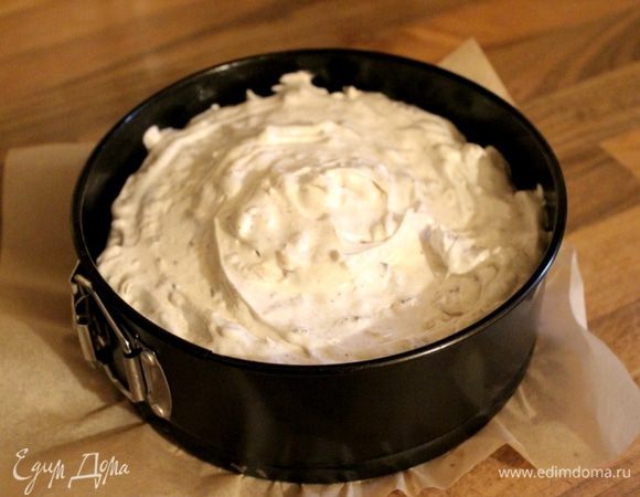 Выложить белковую массу на чуть-чуть остывшую шоколадную основу. Выпекать торт ещё около 30 минут при 180*С. Безе при выпекании очень поднимается, поэтому полку в духовке выберите правильно.