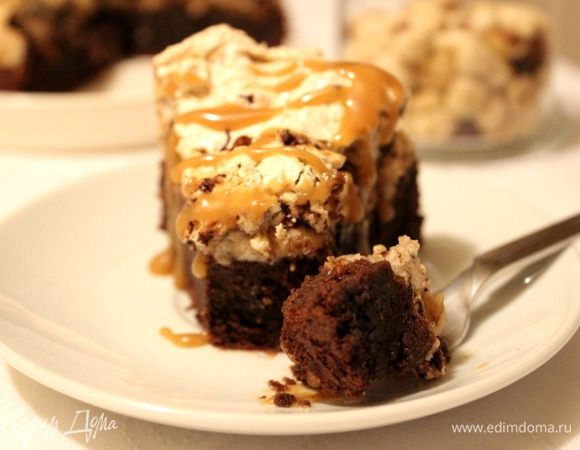 Готовый торт остудить в течение 15-20 минут, а затем провести по стенкам формы лопаткой. Остудить торт. Перед подачей полить карамелью. 
Приятного чаепития!