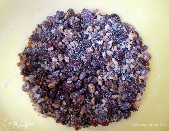 Пока подходит тесто приготовить топпинг и начинку.
Для начинки промытый изюм заранее намочить в воде, затем сцедить воду, просушить. Орехи измельчить не мелко. Мак смолоть в кофемолке. Все вместе перемешать, добавив крахмал.

