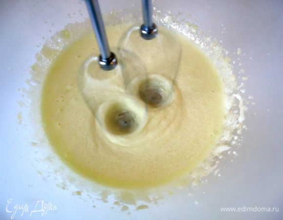 Яйцо взбить с сахаром в густую пену.

