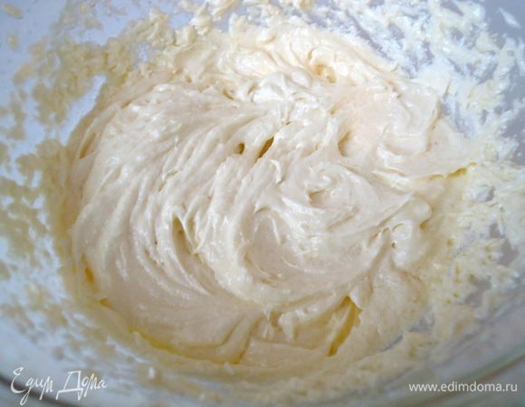 Приготовить топпинг. Масло взбить вместе с сахаром и яйцом до пышности. 
