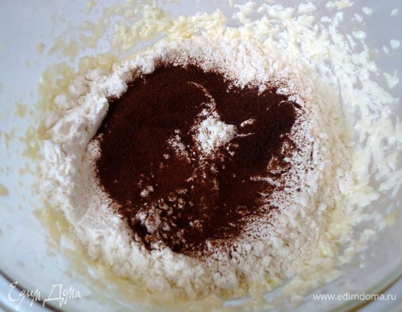 Добавить просеянную муку и кофе. Тут немного поправлю себя. Сначала я всыпала 1 ложку кофе и стала взбивать, но потом поняла, что частички кофе  не растворятся.
