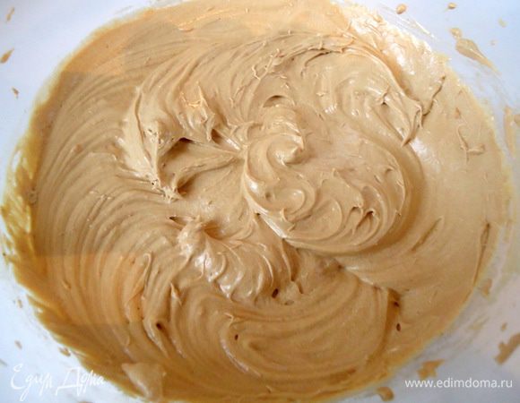 Тогда я вторую ложку растворила в кипятке и ввела  в крем, не прекращая взбивать, и все отлично соединилось. Так что, если будете печь мои булочки, то непременно разведите кофе кипятком.

