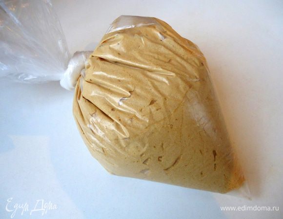 Поместить крем в полиэтиленовый пакет. Уголок немного срезать. 
