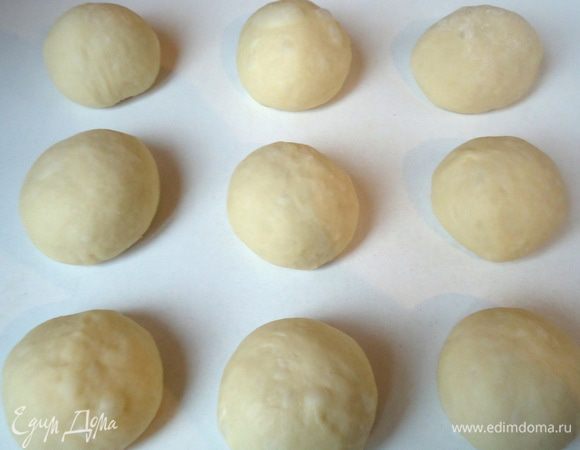 Когда тесто подойдет,  выложить его на стол и разделить на кусочки.  Кусочки скатать в шарики.